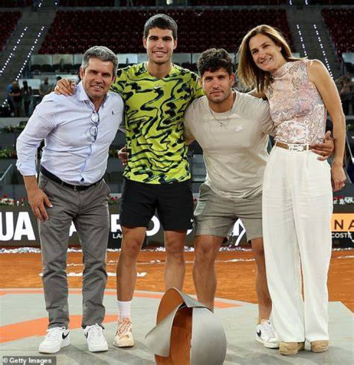 Alvaro Morte with his mother (Source Instagram)
