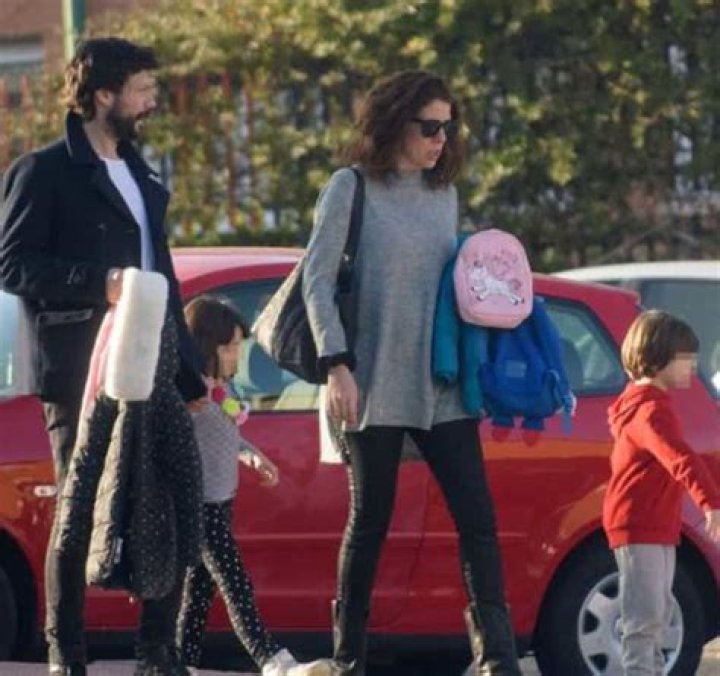 Alvaro Morte with his wife (Source WTFoot)