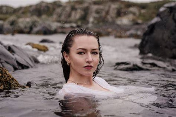 Amelia Clarkson during her shoot (Source Moviepilot)