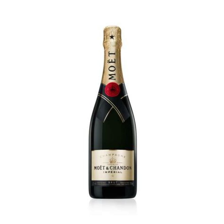 AT THE BEACH WITH MOET & CHANDON KA MAGAZINE
