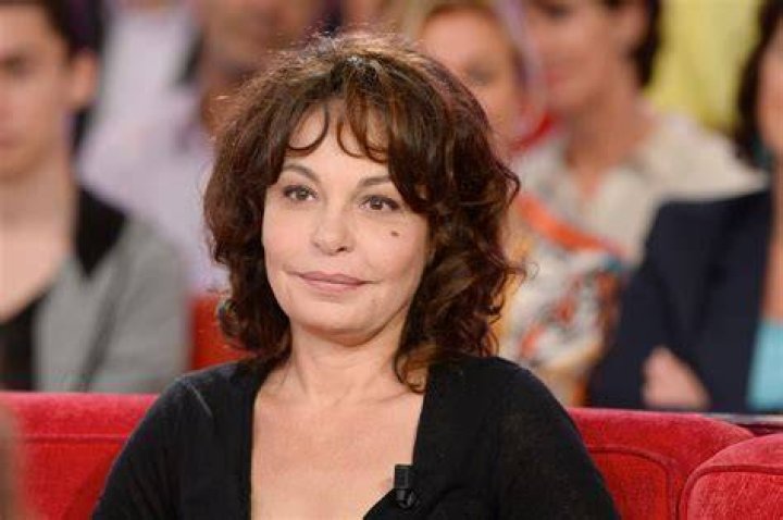 Isabelle Mergault vex&eacute;e recadre un auditeur, les Grosses T&ecirc;tes sont hilares "Calmezvous Marc