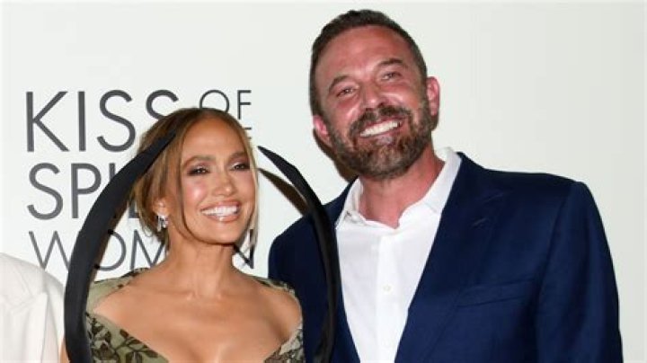 Jennifer Lopez y Ben Affleck bes&aacute;ndose regresan las muestras de amor