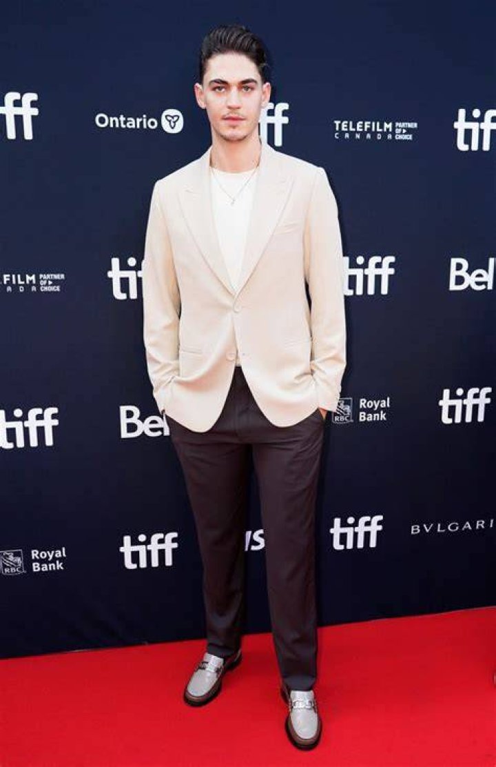 Joseph Fiennes, Embroidered Gown, John Legend, Red Carpet Dresses