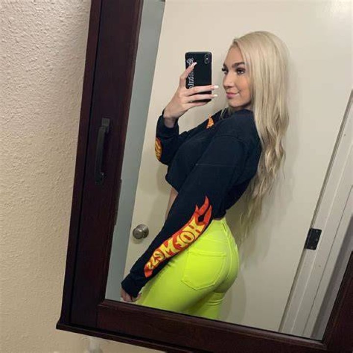 Kendra Sunderland (Library Girl) Wiki, Bio, Boyfriend, Net Worth, Instagram