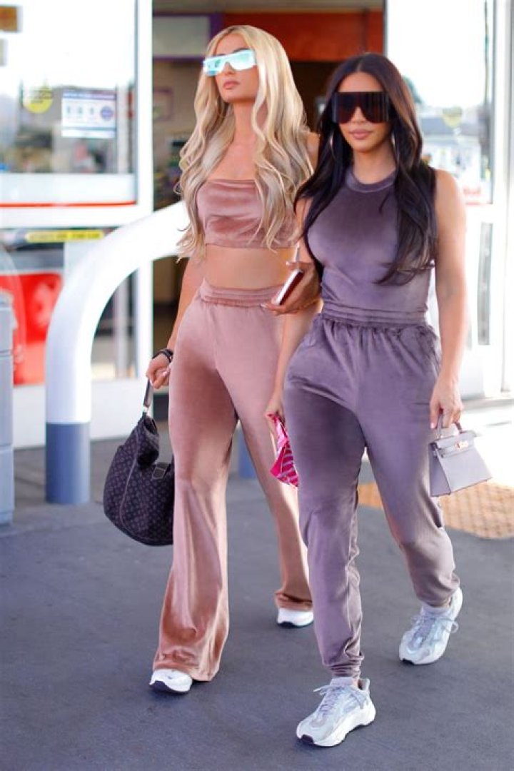KIM KARDASHIAN and PARIS HILTON Shopping in Sydney 12/31/2008 HawtCelebs