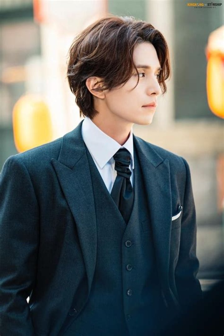 Lee dongwook Handsome Korean Actors, Handsome Men, Old Men Actors, Lee Dong Wook Instagram, Lee