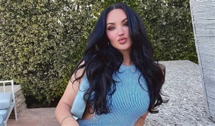 Natalie Halcro - Bio, Age, Net Worth, Height, Single, Nationality, Body Measurement, Career