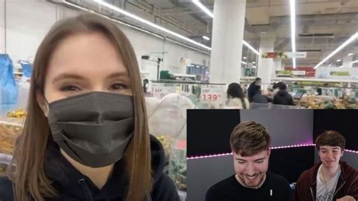 Small streamer breaks down in tears after insane donation from Mr Beast