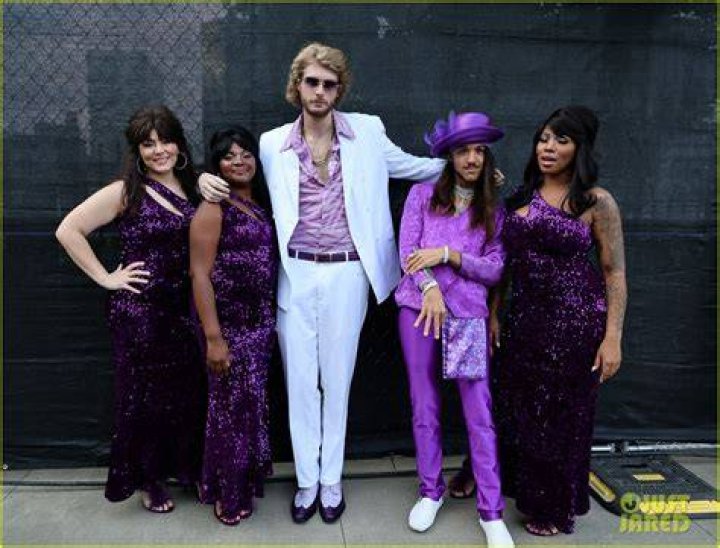 Yung Gravy & Sheri Easterling Share Kiss On The 2022 MTV VMA Carpet iHeart